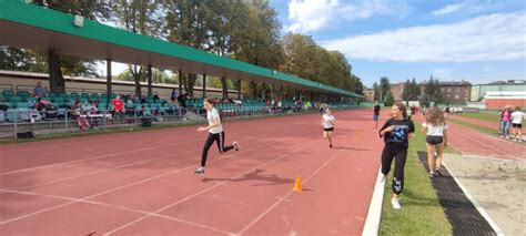 Wysokie miejsca naszych uczennic w zawodach lekkoatletycznych Szkoła