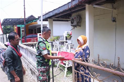 Sambut HUT RI Ke 78 Babinsa Kodim 0107 Sejumlah LSM Dan OKP Bagikan