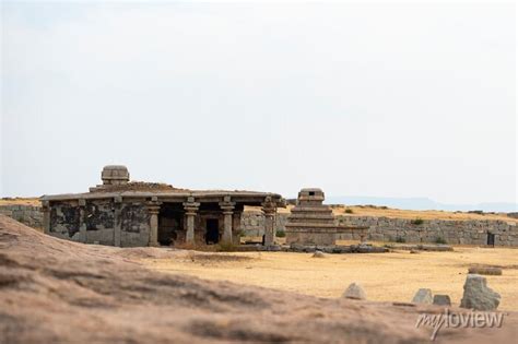 Bela vista das incríveis ruínas de hampi hampi também conhecido