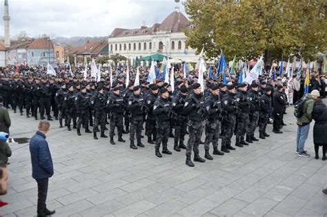 U Tuzli Povodom Dana Dr Avnosti Bih Uprili En Sve Ani Defile Foto