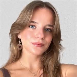 10 diseños de uñas en forma de almendra y color nude que son tendencia