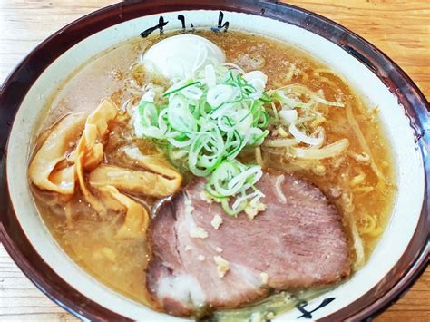 【すみれ 中の島本店】これぞ伝統的な札幌味噌ラーメン。熱々なスープとプリプリな麺を楽しむ。