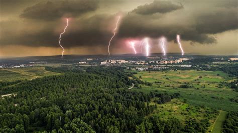 Uwaga Burze Z Ulewnym Deszczem Na Po Udniu Ma Opolski Krak W W Pigu Ce