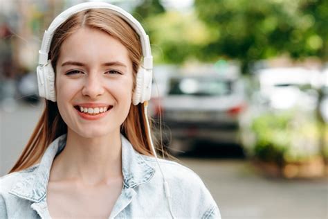 Premium Photo Closeup Portrait Of Smiling Pretty Girl In An Earphones