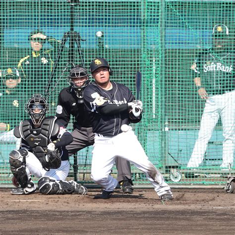 【ソフトバンク】山川穂高「一応ホっとします」移籍後初安打＆初打点にマルチ 小久保監督も笑顔 プロ野球写真ニュース 日刊スポーツ