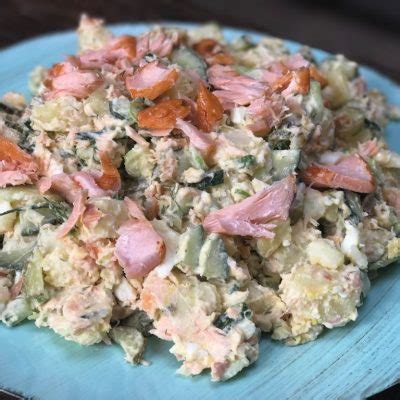 Aardappelsalade Met Gerookte Zalm Familie Over De Kook