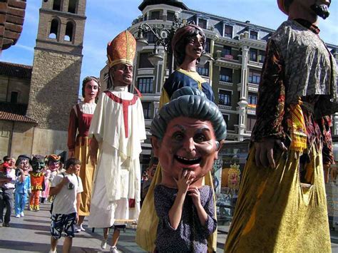 Pasacalles Con Gigantes Y Cabezudos Menudo Es Le N