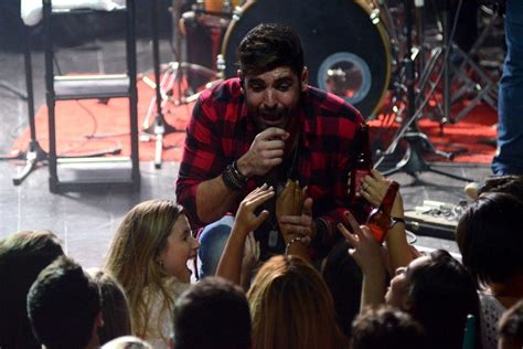 Cantor sertanejo João Gabriel tem carro atingido por tiros DOL