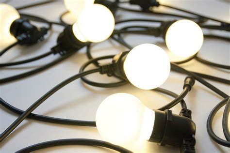 Обои светящиеся лампочки гирлянда новогодние лампочки - бесплатные ...