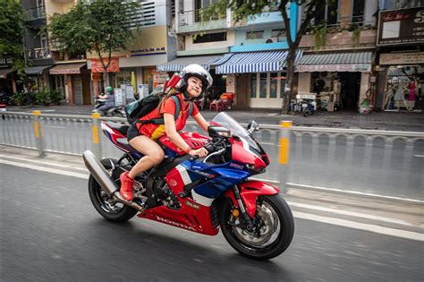 Hot girl biker Diễm Trần và đam mê với môtô phân khối lớn Fanboy Tag