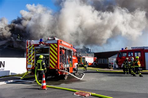 F Brennt Gewerbebetrieb Gro Brand In Der Raiffeisenstra E