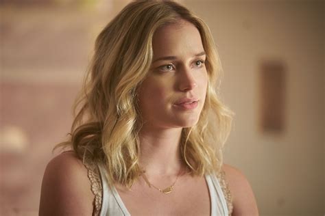 Elizabeth Lail Bulb