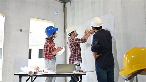 Equipo De Ingenieros Discutir Y Trabajar En La Construcci N De La