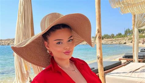 Enca Haxhiu pozon në bikini me këmbët e hapura