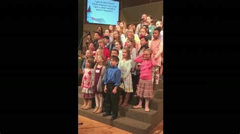 Cette Petite Fille Qui Chante Avec Sa Chorale Fait Un Buzz Incroyable