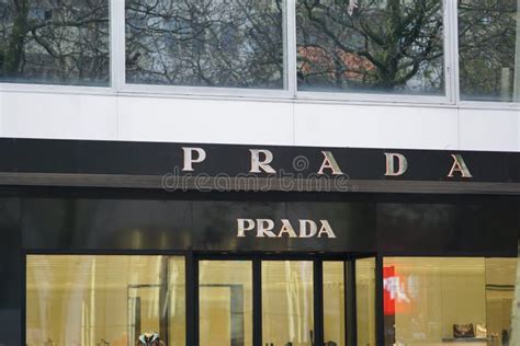 Prada Assina Fora De Uma Loja Imagem Editorial Imagem De Compra