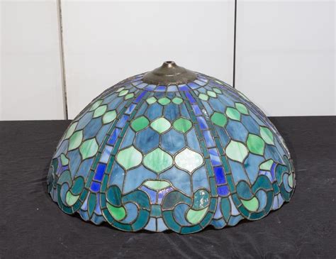 Lot A Leaded Glass Lamp Shade 10 14 In 26 Cm H 19 34 In 50