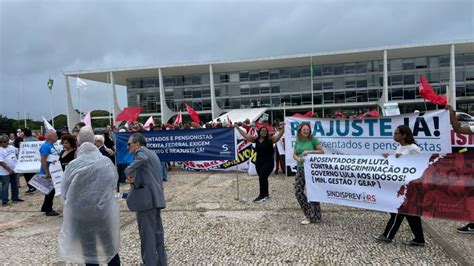 ATO PÚBLICO NO DIA NACIONAL DO APOSENTADO REÚNE SERVIDORES NA PRAÇA DOS