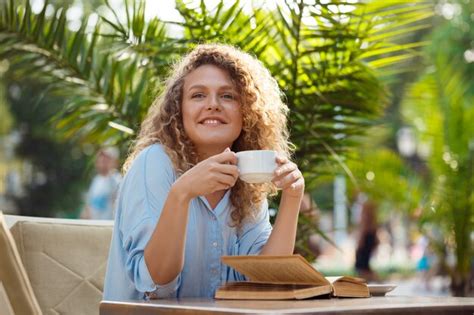 Belle Jeune Fille Assise Au Café Photo Gratuite