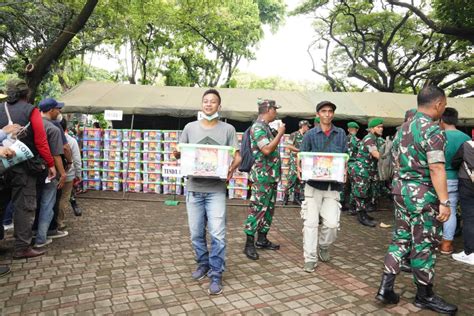 Peringati Hari Jadi Ke Tni Bagikan Ribuan Paket Sembako Pelita Co Id