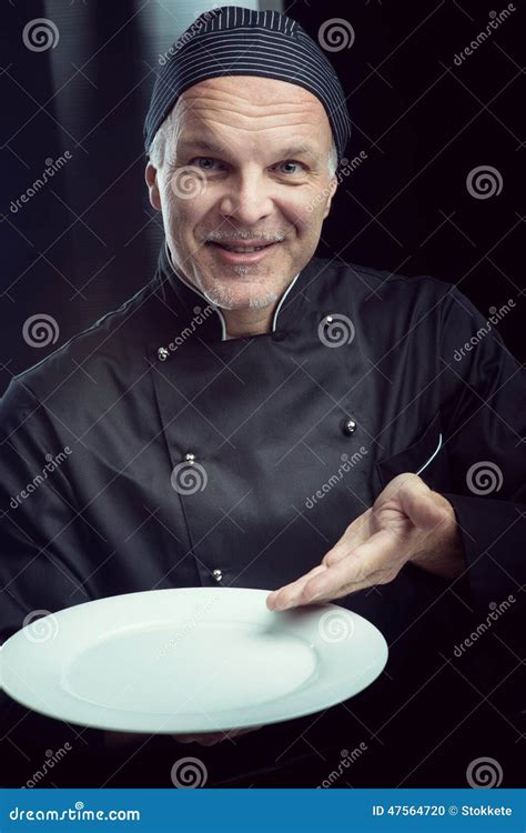 Chef Kok In Zwarte Eenvormig Tonend Een Plaat Stock Foto Image Of