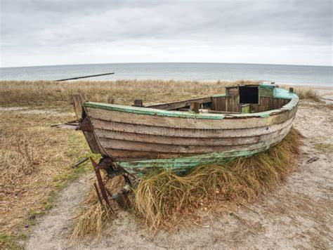 Barco Destru Do Abandonado Colado Na Areia Barco De Madeira Velho Na