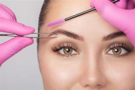 Cómo depilar tus cejas en casa para tenerlas perfectas según tu tipo