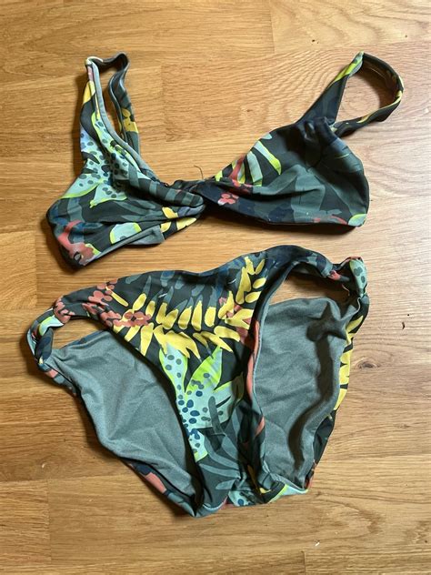 Se produkter som liknar Zara grön gul röd bikini s på Tradera