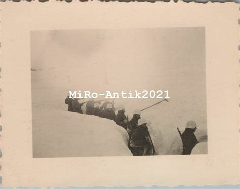 X Foto Wk Soldaten Mit Schneetarnhelm Warten Im Sch Tzengraben