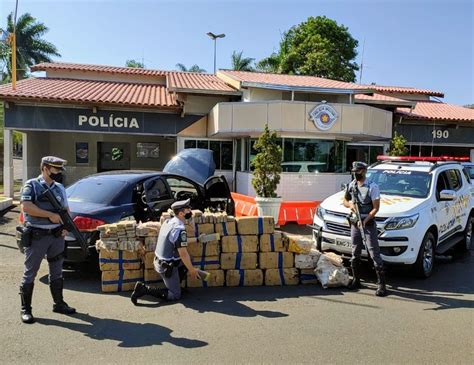 Pol Cia Rodovi Ria Prende Motorista Mais De Kg De Maconha Na Sp