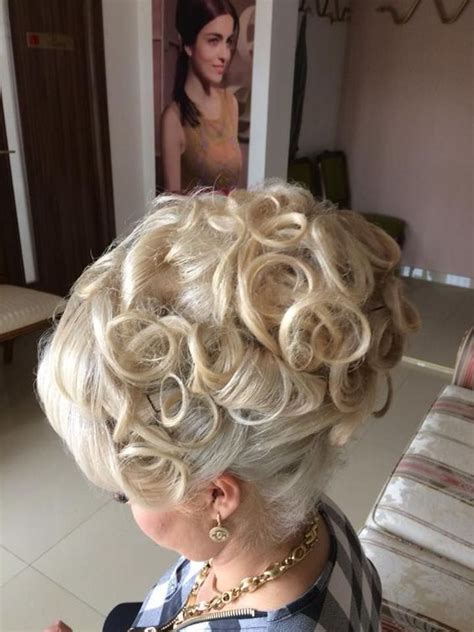 Chignon Boucl E Avec Frange Chignon Boucl Chignon Chignon Banane