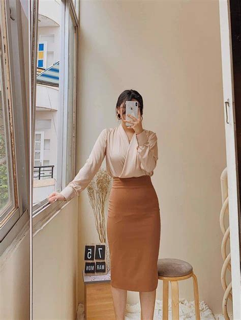 Xinh đẹp và gợi cảm hot girl vẫn nhận gạch đá bởi màn vạch áo khoe ngực phô phang