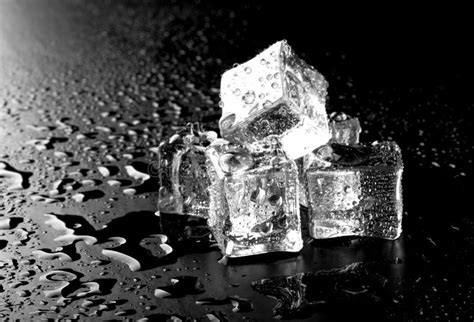 Cubos De Hielo En Un Fondo Negro Foto De Archivo Imagen De Fondo