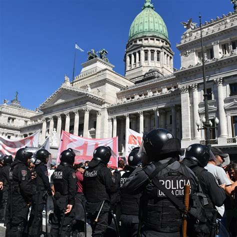 La policía hot que posa en lencería erótica Infobae