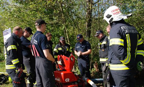 Feuerwehrkr Fte Aus Dem Rieder Bezirk Als Feuerwehr Maschinisten Und