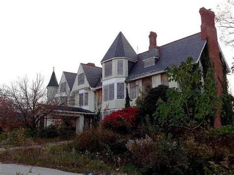 An Old Victorian Style House With Lots Of Windows And Chimneys On The