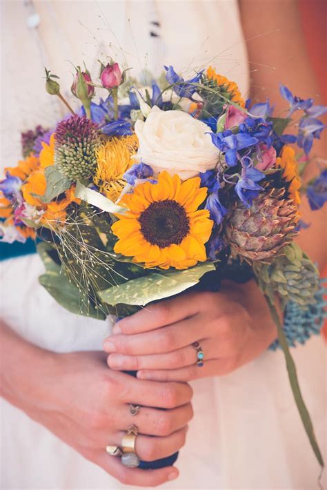 Bunter Brautstrauß mit Sonnenblumen bei weddingstyle de Foto