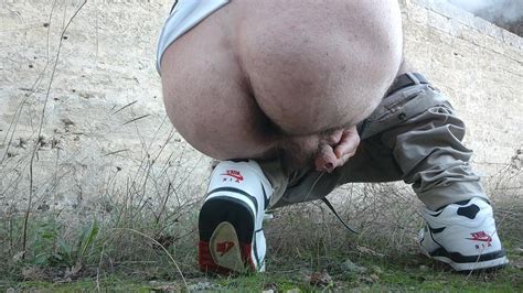 Pissing with your ass naked in the street ThisVid 日本語で