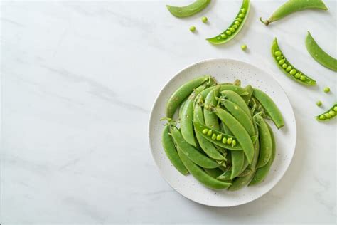 Guisantes Verdes Dulces Frescos En La Placa Blanca Foto Premium