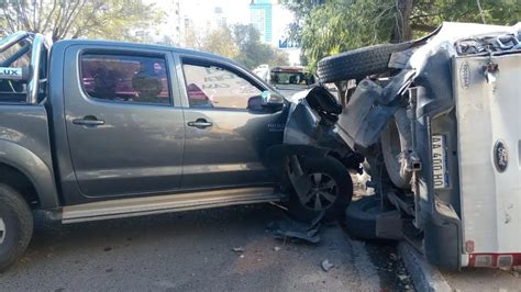 Impactante choque y vuelco en el centro de Neuquén Mejor Informado