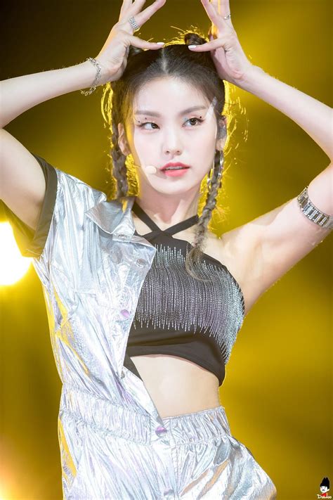 Yeji In A Crown Trending Hairstyles Up Hairstyles Hair Starting