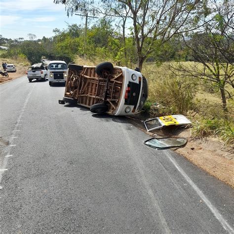 Kombi Escolar Tomba E Estudantes Ficam Feridos Em Estrada Vicinal