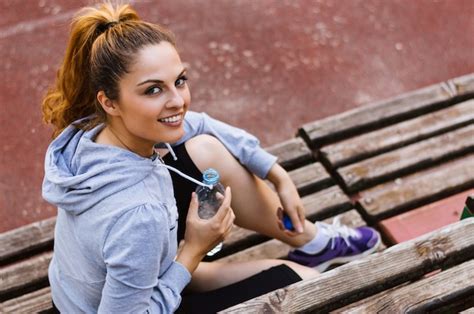 Premium Photo Sporty Woman Resting On A Bench After Exercising