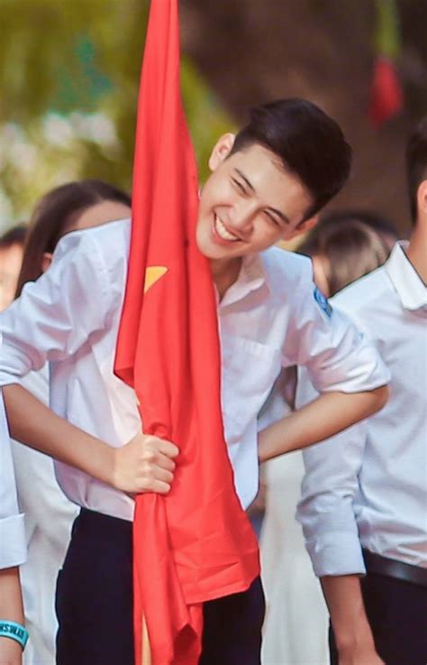 Hot boy cầm cờ trong lễ khai giảng năm 2017 giờ ra sao