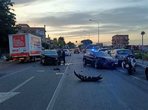 Ciampino Incidente Su Viale Kennedy Non Rispetta Lo Stop E Centra In