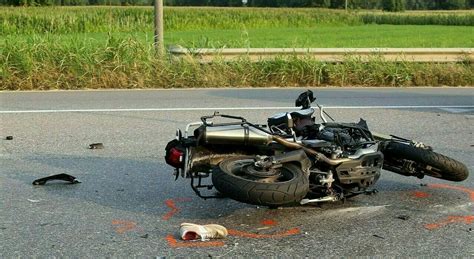 Incidente In Moto A Cosenza Senza Patente Contro Auto Della Polizia