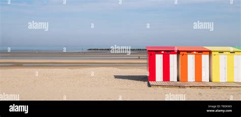 Dunkerque France Cabines De Plage Rayures De Couleur Sur Le Front