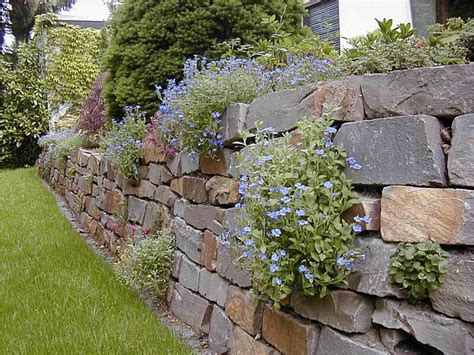 Stein auf Stein Trockenmauern für natürliches Flair im Garten