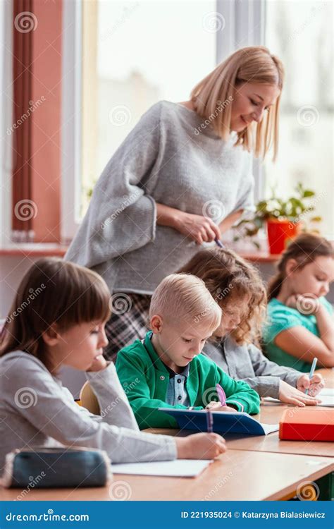 Blonde Lehrerin Mit Kindern Im Klassenzimmer Stockfoto Bild Von Haupt Lernen 221935024