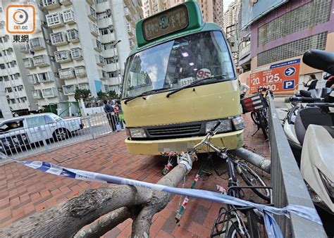 荃灣小巴撞欄剷上行人路 七旬司機不適送院｜即時新聞｜港澳｜oncc東網